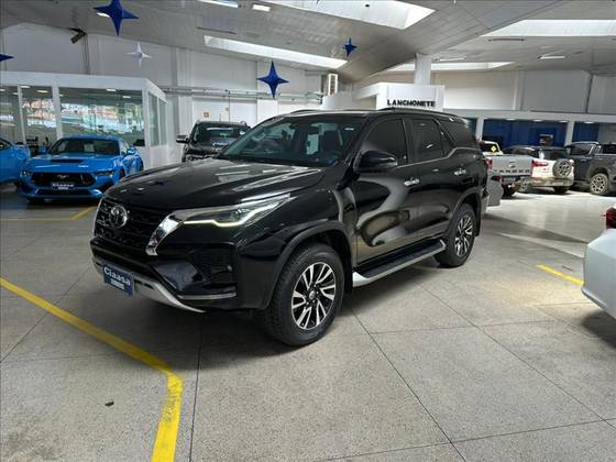 TOYOTA HILUX SW4 2.8 D-4D TURBO DIESEL SRX 7L 4X4 AUTOMÁTICO TOYOTA HILUX SW4 2.8 D-4D TURBO DIESEL SRX 7L 4X4 AUTOMÁTICO